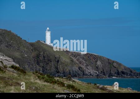 Eine Frau, die mit einem Hund entlang der Südwestküste Weg zum Startpunkt in der South Hams, Devon. Stockfoto