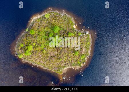 Luftaufnahme einer kleinen Insel auf Loch Ba auf Rannoch Moor im Sommer, Schottland, Großbritannien Stockfoto