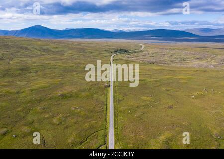 Luftaufnahme der A82 Straßenüberquerung Rannoch Moor im Sommer, Schottland, Großbritannien Stockfoto