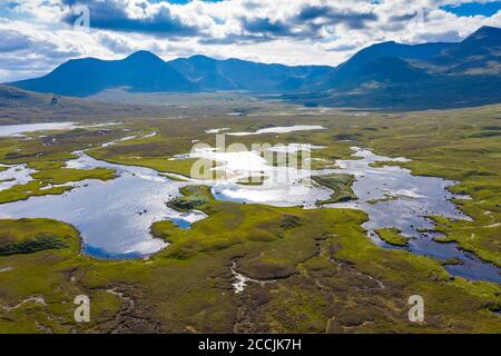 Luftaufnahme von Lochan na Stainge auf Rannoch Moor im Sommer, Grampian Mountains in der Ferne, Schottland, Großbritannien Stockfoto