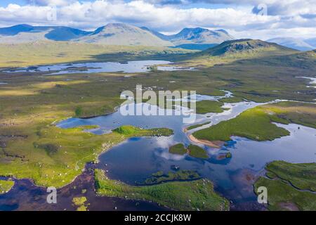 Luftaufnahme von Lochan na Stainge auf Rannoch Moor im Sommer, Grampian Mountains in der Ferne, Schottland, Großbritannien Stockfoto