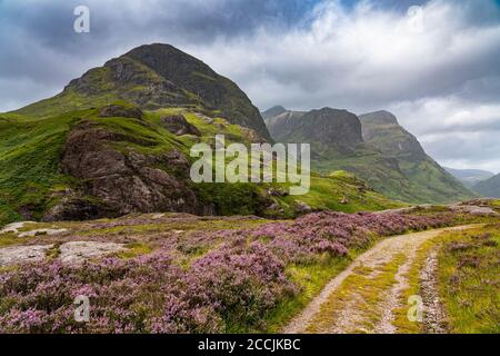 Blick von der Old Military Road auf Beinn Fhada, Teil von Bidean Nam Bian auch bekannt als die drei Schwestern von Glencoe, Highland Region, Schottland, Großbritannien Stockfoto