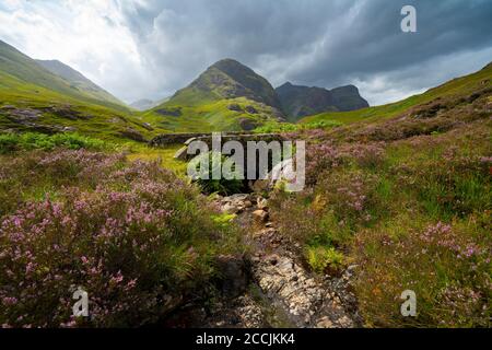 Blick von der Brücke auf die Old Military Road von Beinn Fhada, Teil von Bidean Nam Bian auch bekannt als die drei Schwestern von Glencoe, Highland Region, Schottland, U Stockfoto