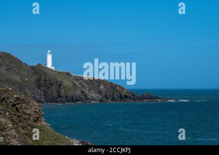 Eine Frau, die mit einem Hund entlang der Südwestküste Weg zum Startpunkt in der South Hams, Devon. Stockfoto