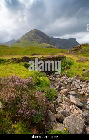 Blick von der Brücke auf die Old Military Road von Beinn Fhada, Teil von Bidean Nam Bian auch bekannt als die drei Schwestern von Glencoe, Highland Region, Schottland, U Stockfoto