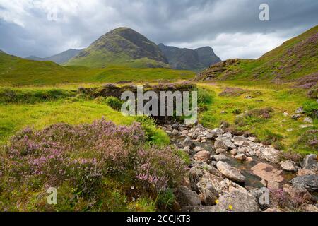 Blick von der Brücke auf die Old Military Road von Beinn Fhada, Teil von Bidean Nam Bian auch bekannt als die drei Schwestern von Glencoe, Highland Region, Schottland, U Stockfoto