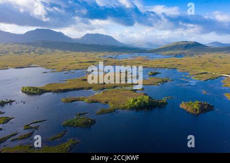 Luftaufnahme von Loch Ba auf Rannoch Moor im Sommer, Schottland, Großbritannien Stockfoto