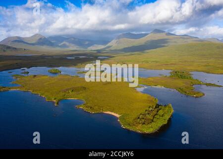 Luftaufnahme von Loch Ba auf Rannoch Moor im Sommer, Schottland, Großbritannien Stockfoto