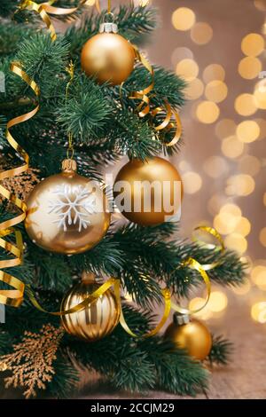 Weihnachten Abendbälle vor Feiertagsbeleuchtung Hintergrund. Neujahr Gold Dekorationen mit Girlanden. Stockfoto