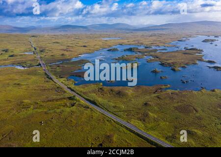 Luftaufnahme von Loch Ba und A82 auf Rannoch Moor im Sommer, Schottland, Großbritannien Stockfoto