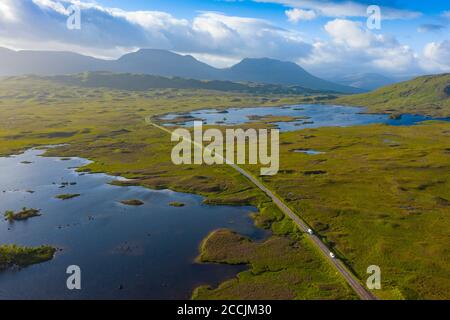 Luftaufnahme der A82 Straße über Rannoch Moor mit Loch Ba auf der linken Seite, im Sommer, Schottland, Großbritannien Stockfoto