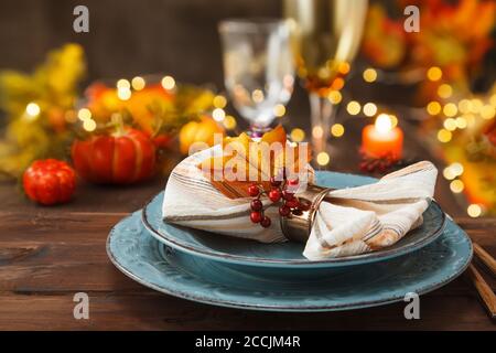Thanksgiving Herbst Platz Einstellung mit Besteck und Anordnung der bunten Herbstblätter. Stockfoto