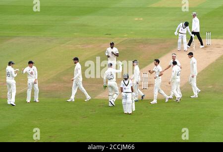 Englands James Anderson (vierter rechts) feiert das Wicket von Pakistans Asad Shafiq (Mitte), gefangen von Englands Joe Root (links) am dritten Tag des dritten Testmatches im Ageas Bowl, Southampton. Stockfoto