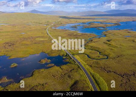 Luftaufnahme von Lochan na h-Achlaise und A82 Straße, die im Sommer Rannoch Moor überquert, Loch Ba oben rechts, Schottland, UK Stockfoto