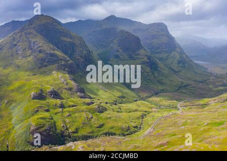 Luftaufnahme von Beinn Fhada nächster Teil von Bidean Nam Bian auch bekannt als die drei Schwestern von Glencoe , Highland Region, Schottland, Großbritannien Stockfoto