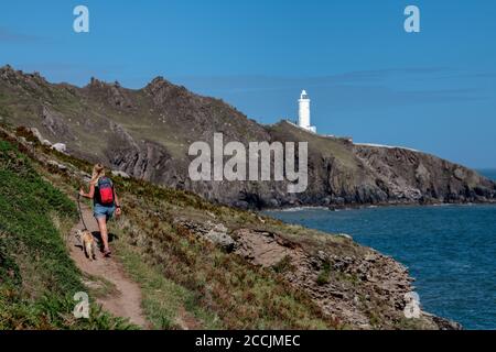 Eine Frau, die mit einem Hund entlang der Südwestküste Weg zum Startpunkt in der South Hams, Devon. Stockfoto