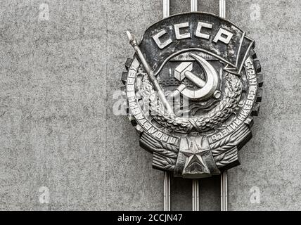 Emblem der Sowjetunion, Sichel und Hammer Sowjetunion Nation Symbol auf der Steinmauer. Stockfoto