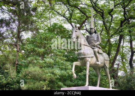 Takaoka, Japan - Statue von Maeda Toshinaga (1562-1614) im Takaoka Castle Park in Takaoka, Toyama, Japan. Stockfoto