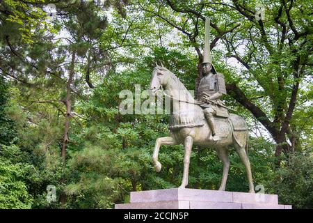 Takaoka, Japan 01 Aug, 2017- Statue von Maeda Toshinaga (1562-1614) im Takaoka Castle Park in Takaoka, Toyama, Japan. Er war ein japanischer Samurai und der Stockfoto