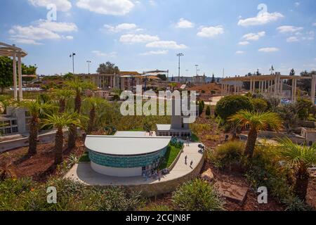 LATRUN, ISRAEL - 10. OKTOBER 2017: Museum von Miniatur-architektonischen Wahrzeichen Israels im Freien. Stockfoto