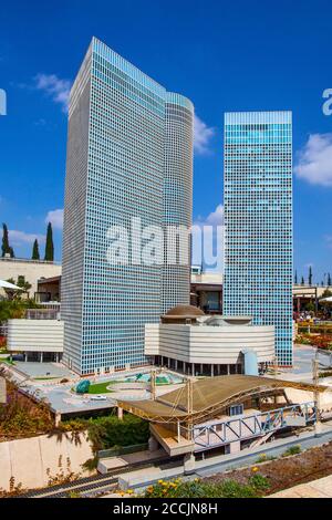 LATRUN, ISRAEL - 10. OKTOBER 2017: Museum von Miniatur-architektonischen Wahrzeichen Israels im Freien. Tel Aviv in Miniatur Stockfoto