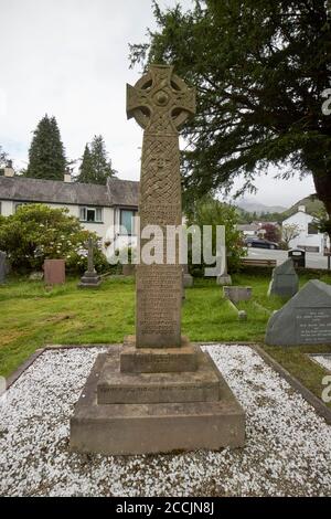 keltisches Kreuz-Kriegs-Denkmal auf dem Gelände der Pfarrkirche Saint andrew coniston Lake District, cumbria, england, großbritannien Stockfoto