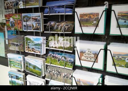 lake District Postkarten zum Verkauf außerhalb eines Geschäfts in coniston Lake District, cumbria, england, großbritannien Stockfoto