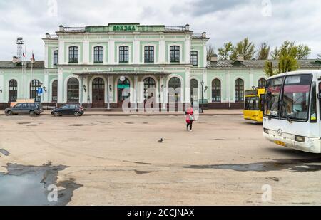 Pskov, Russische Föderation - 5. Mai 2018: Blick auf die Bahnhofsfassade in Pskov, Russland Stockfoto