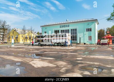 Pskov, Russische Föderation - 4. Mai 2018: Blick auf die Fassade des Busbahnhofs in Pskov. Stockfoto