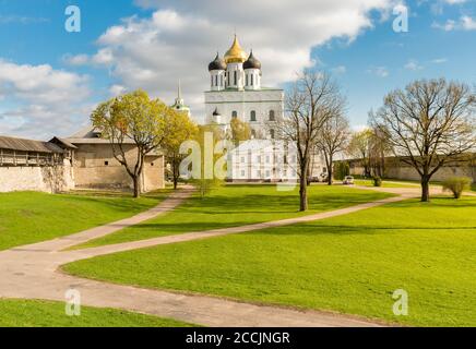 Blick auf die Dreifaltigkeitskathedrale in der Pskov Krom oder Pskov Kreml, Russland Stockfoto