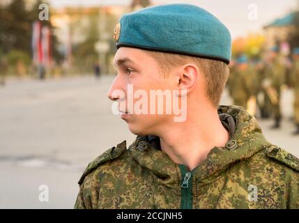 Pskow, Russische Föderation - 4. Mai 2018: Porträt des jungen Soldaten der Sonderbewaffneten Streitkräfte Russische Armee mit blauer Baskenmütze auf dem Platz Pskow, Ru Stockfoto