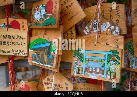 Takaoka, Japan - Japanische Votivtafel (Ema) hängt im Imizu Schrein im Takaoka Castle Park in Takaoka, Toyama, Japan. Stockfoto