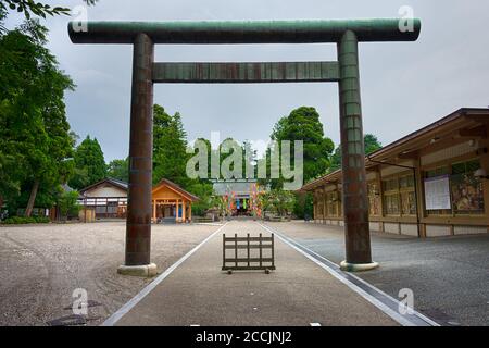 Takaoka, Japan - Imizu Schrein im Takaoka Castle Park in Takaoka, Toyama, Japan. Eine berühmte historische Stätte. Stockfoto