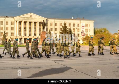 Pskow, Russische Föderation - 4. Mai 2018: Nationale Militärtruppen des Ministeriums für Innere Angelegenheiten Russlands auf der Probe der Parade. Stockfoto