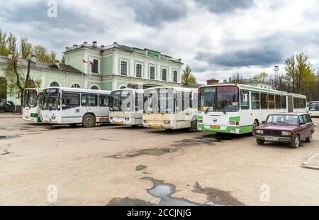 Pskov, Russische Föderation - 5. Mai 2018: Blick auf den Bahnhof mit Bussen auf dem Platz warten Passagiere in Pskov, Russland Stockfoto