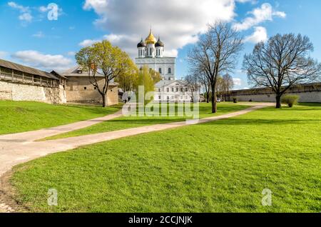 Blick auf die Dreifaltigkeitskathedrale in der Pskov Krom oder Pskov Kreml im zentralen Teil der Stadt, Russland Stockfoto