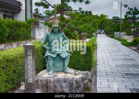 Takaoka, Japan - Statue von Maeda Toshinaga (1562-1614) bei der Annäherung an Zuiryuji Tempel in Takaoka, Toyama, Japan. Eine berühmte historische Stätte. Stockfoto