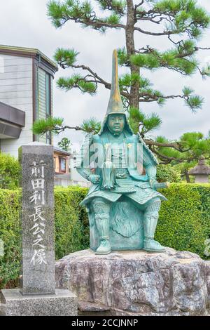 Takaoka, Japan - Statue von Maeda Toshinaga (1562-1614) bei der Annäherung an Zuiryuji Tempel in Takaoka, Toyama, Japan. Eine berühmte historische Stätte. Stockfoto