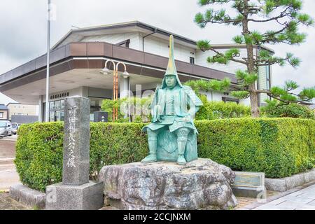 Takaoka, Japan - Statue von Maeda Toshinaga (1562-1614) bei der Annäherung an Zuiryuji Tempel in Takaoka, Toyama, Japan. Eine berühmte historische Stätte. Stockfoto