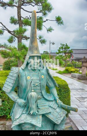 Takaoka, Japan - Statue von Maeda Toshinaga (1562-1614) bei der Annäherung an Zuiryuji Tempel in Takaoka, Toyama, Japan. Eine berühmte historische Stätte. Stockfoto