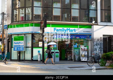 Osaka, JAPAN - CIRCA Juni, 2018:FamilyMart (ein Wort) Convenience Store ist der drittgrößte in 24 Stunden bequem Shop-Markt, nach Seven Eleven und Stockfoto