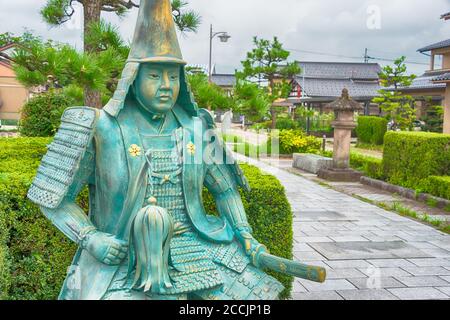 Takaoka, Japan - Statue von Maeda Toshinaga (1562-1614) bei der Annäherung an Zuiryuji Tempel in Takaoka, Toyama, Japan. Eine berühmte historische Stätte. Stockfoto