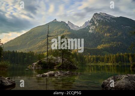 Alpenlandschaft mit dem Hintersee und den Berchtesgadener Alpen bei Sonnenaufgang in Ramsau, Deutschland Stockfoto