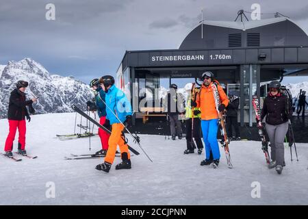 Saalbach, Österreich - 2. März 2020: Skisportler ab Skiliftstation Steinbergbahn Leogang Stockfoto