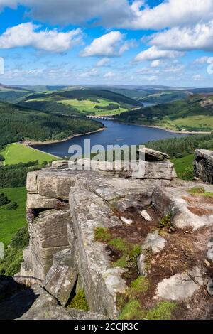 Ein Blick vom Bamford Edge auf den Ladybower Stausee im Peak District, Derbyshire, Großbritannien. Stockfoto