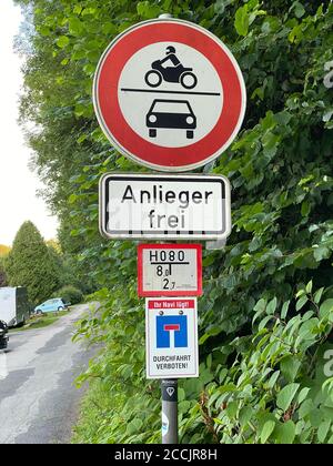 Ihr Navigationsgerät liegt, Schild an einer Sackgasse, Wohnstraße, dass eine Passage mit dem Fahrzeug nicht möglich ist, auch wenn einige Navis dies anzeigen, bei Stockfoto