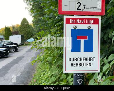 Ihr Navigationsgerät liegt, Schild an einer Sackgasse, Wohnstraße, dass eine Passage mit dem Fahrzeug nicht möglich ist, auch wenn einige Navis dies anzeigen, bei Stockfoto