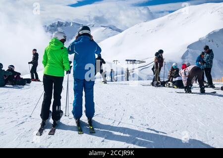 Saalbach, Österreich - 6. März 2020: Skifahrer und Snowboarder bereit zum Skifahren von der Bergstation Stockfoto
