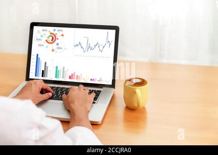Geschäftsmann Analyse von Statistiken auf Laptop-Bildschirm, Hände Mann verwenden Laptop arbeiten mit Finanzdiagrammen Charts online, Business-und Finanzkonzept, W Stockfoto