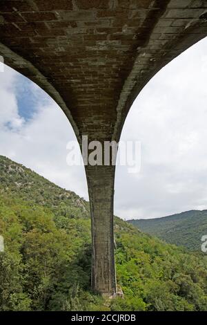 Der Stein baute Solkan Eisenbahnbrücke über den Fluss Soca in der Nähe von Nova Gorica in Slowenien. Stockfoto